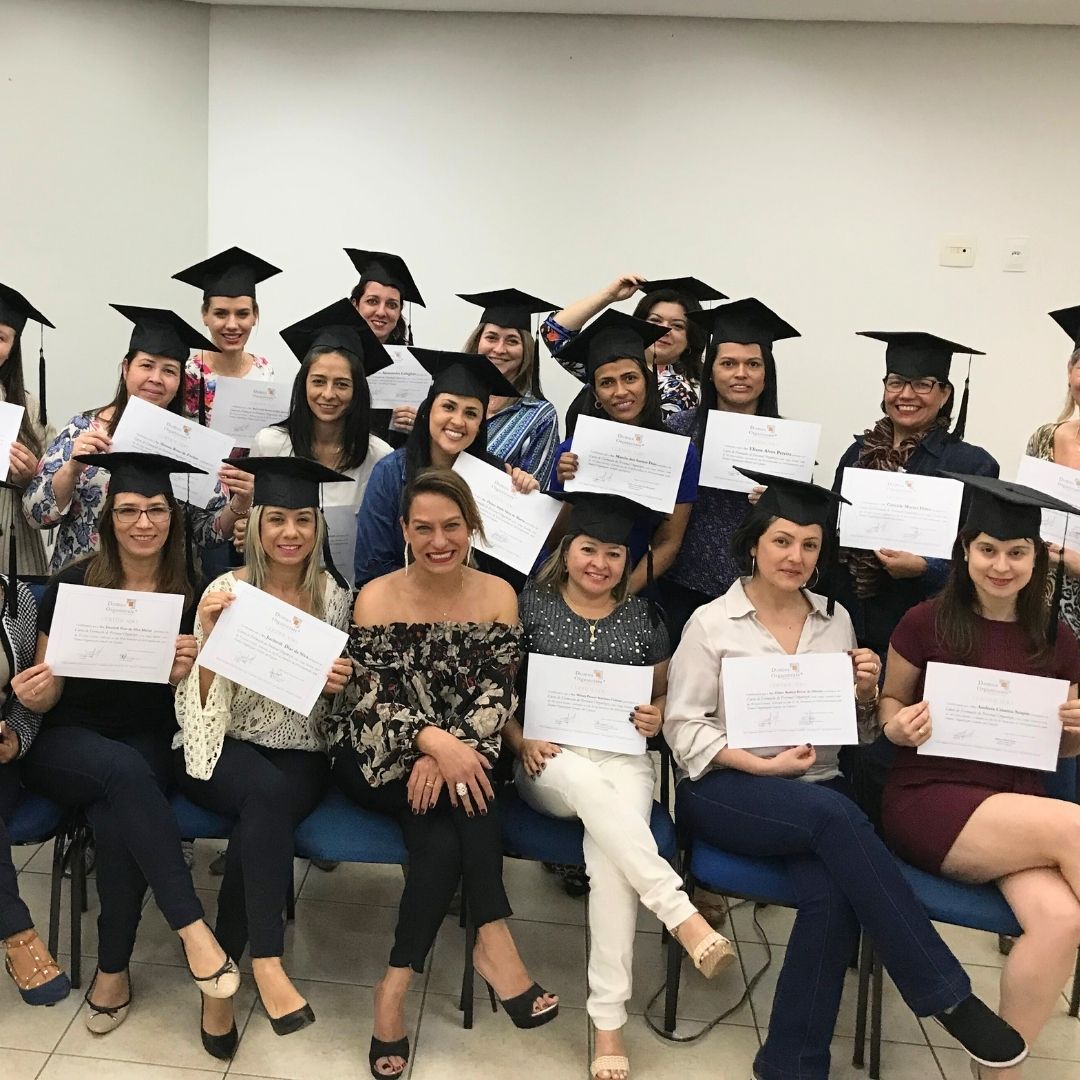 Rosângela Campos com suas alunas formadas